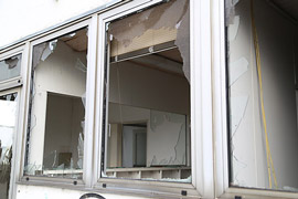 Zerbrochene Fenster, nach einem Einbruch, bei dem Einbrecher durch die Fenster einstiegen