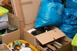 Kisten, Säcke, voller überflüssiger Dinge und Abfall: hier muss entrümpelt werden in Berlin